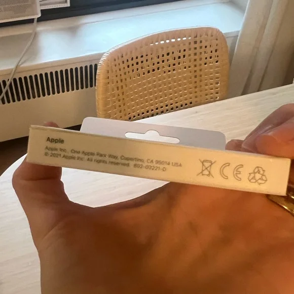 Apple AirTag in Sleek Silver and White - Picture 4 of 7